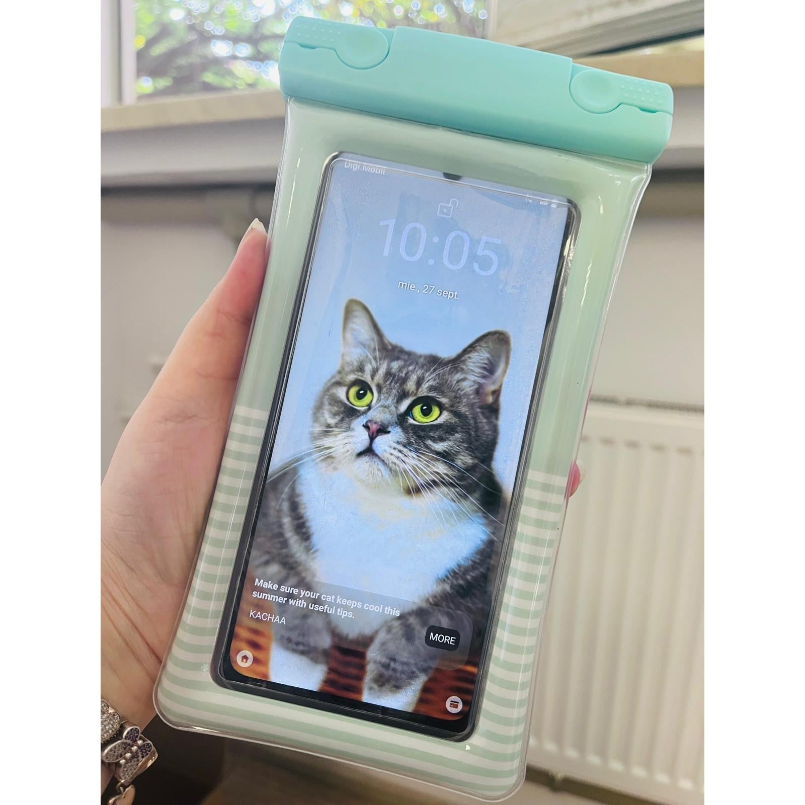 Husa subacvatica Cushion Waterproof Flippy, Snowproof, Universala, Dungata, cu Snur, pentru telefon sau documente, Verde Menta-4