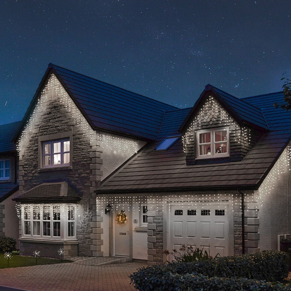 Instalatie Craciun, 4 m, 132 Led-uri ,Franjuri, Alb rece, Flash, Transformator, Interconectabila, Prelungitor 3 m inclus, Fir Transparent, Flippy-8