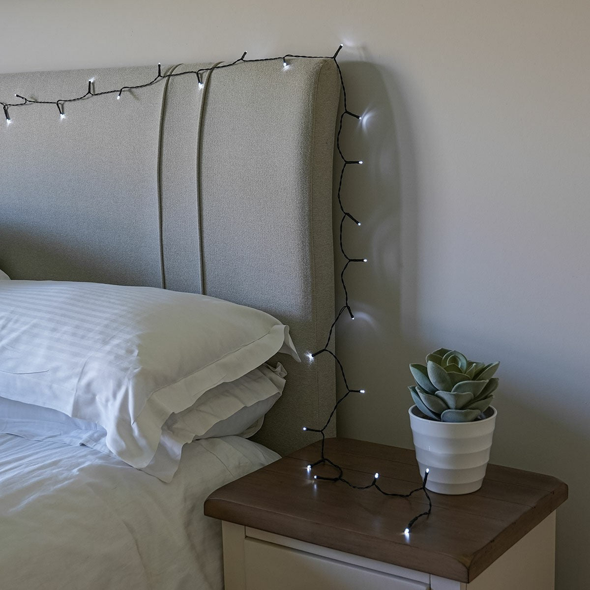 Instalatie de Craciun liniara Yoto, 10 m, din care 1 m cablu priza 220V, 100 LED, 8 jocuri de lumini, controler, fir negru, alb rece-9