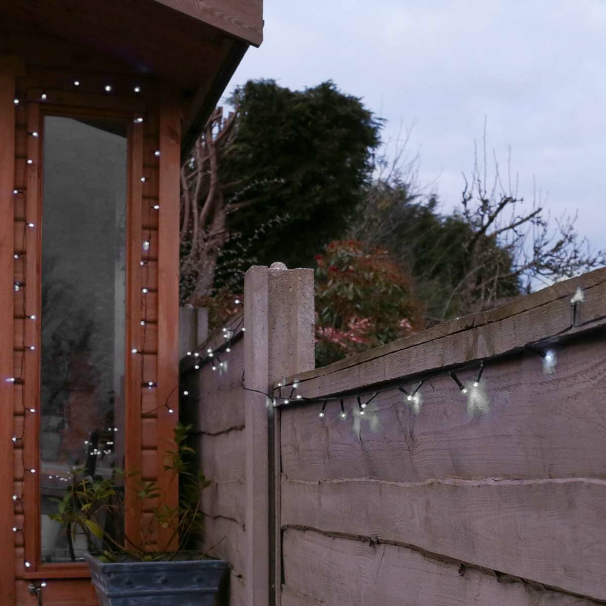 Instalatie de Craciun Liniara Yoto, 22 m, din care 1 m Prelungitor 220V, 300 LED, 8 jocuri de lumini, Controler, Utilizare Interior/Exterior, Fir Negru, Alb Rece-4