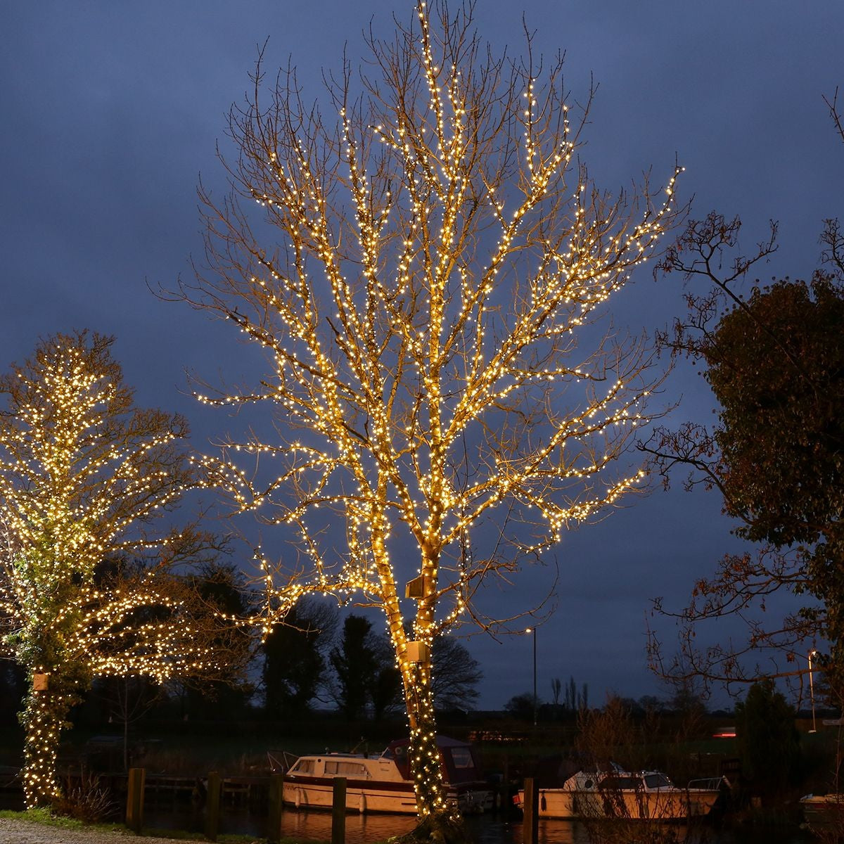 Instalatie de Craciun Liniara Yoto, 22 m, din care 1 m Prelungitor 220V, 300 LED, 8 jocuri de lumini, Controler, Utilizare Interior/Exterior, Fir Negru, Alb Cald-8