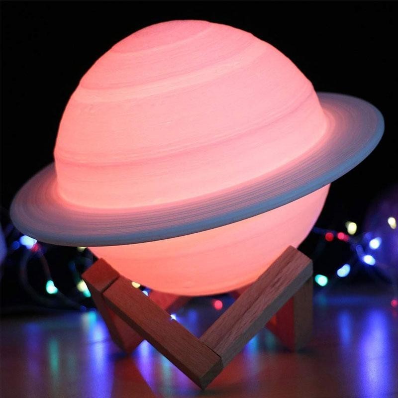 Lampa de veghe cu telecomanda in forma de Saturn 3D Saturn Light 16 culori, alimentare baterii, stand lemn inclus, 15 cm, Flippy-5