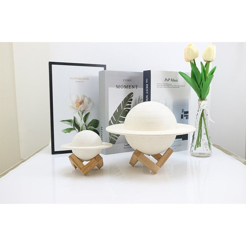 Lampa de veghe cu telecomanda in forma de Saturn 3D Saturn Light 16 culori, alimentare baterii, stand lemn inclus, 15 cm, Flippy-7