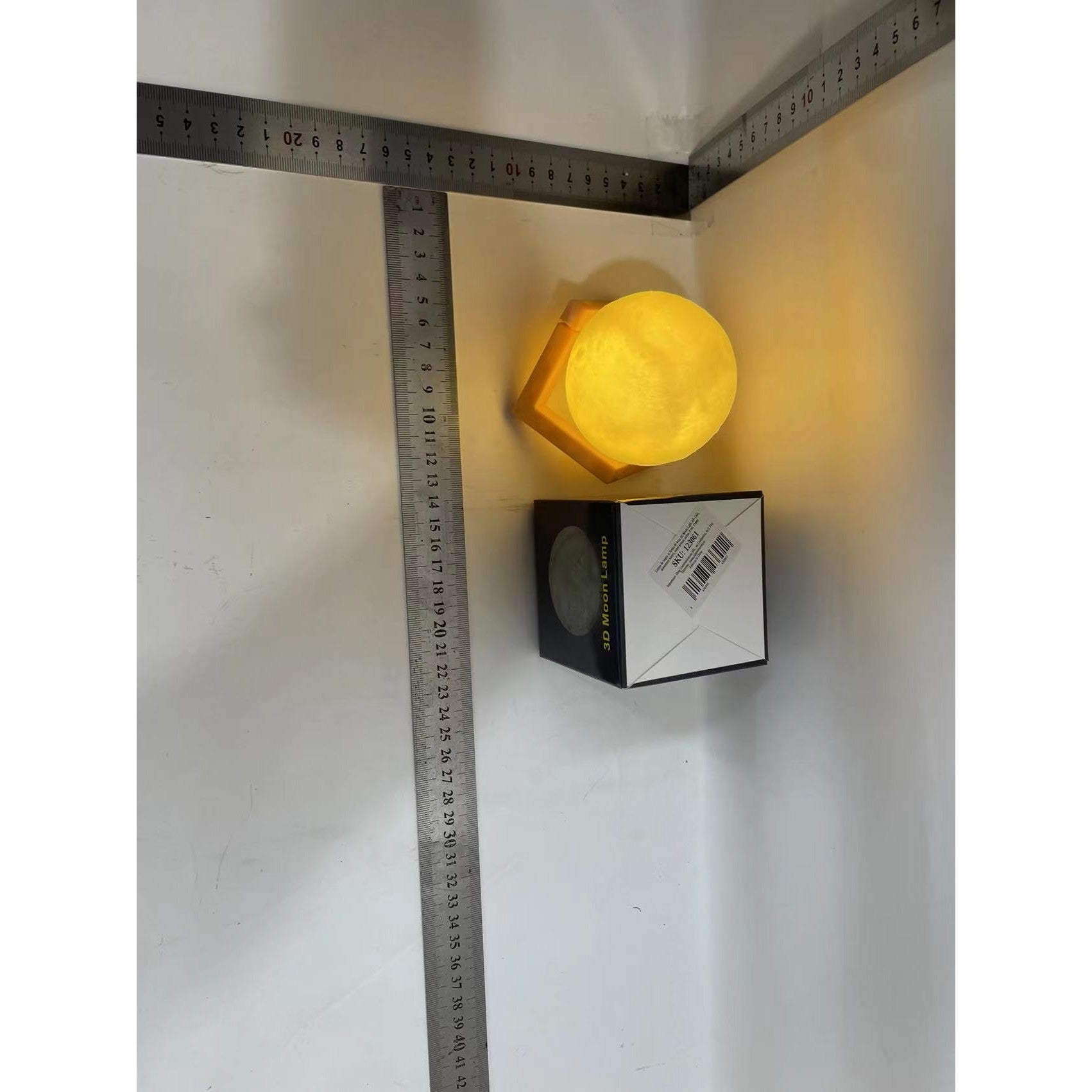 Lampa de veghe in forma de luna 3D Moon Light Alb Cald, alimentare baterii, stand plastic inclus, 8 cm, Flippy-3