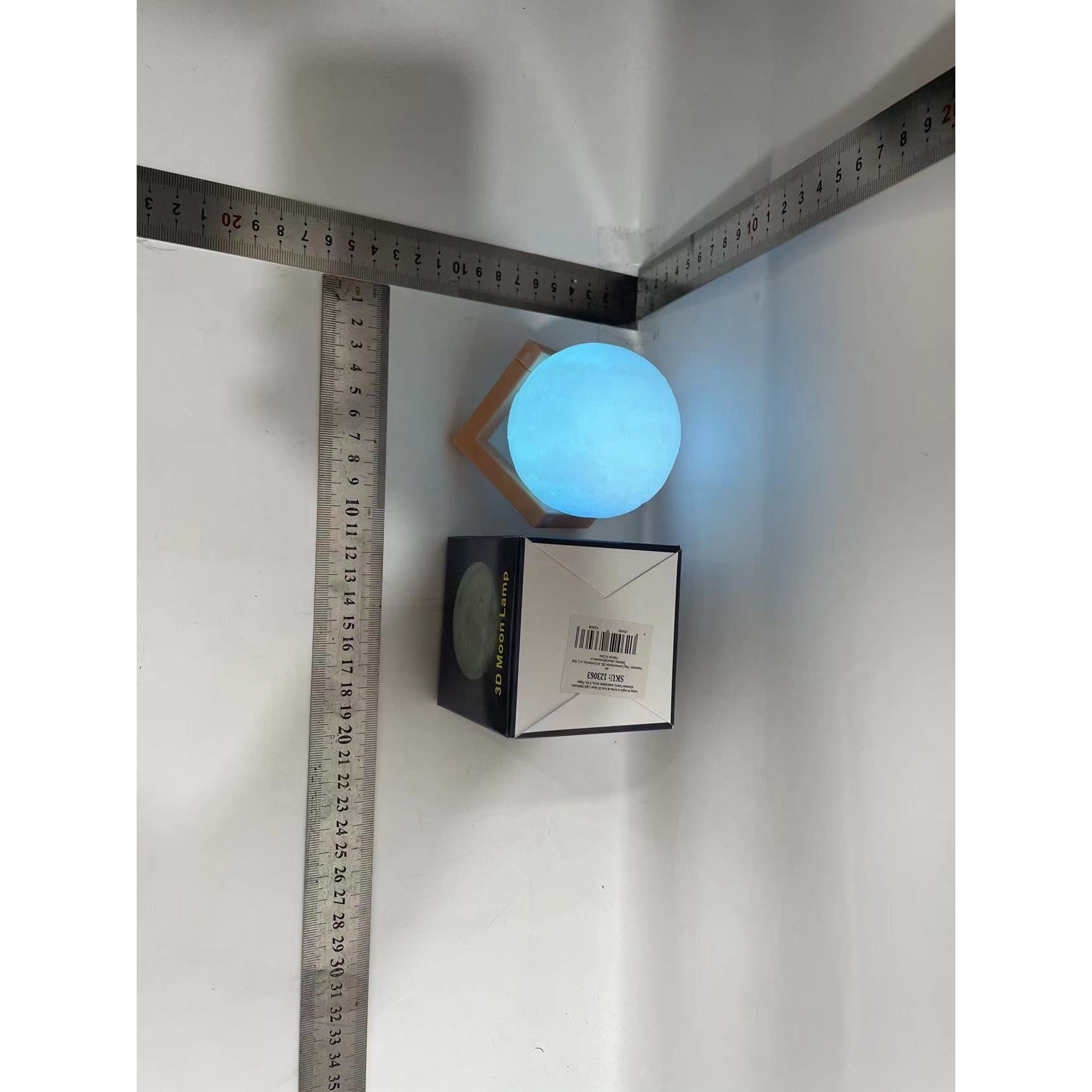 Lampa de veghe in forma de luna 3D Moon Light Multicolor, alimentare baterii, stand plastic inclus, 8 cm, Flippy-6