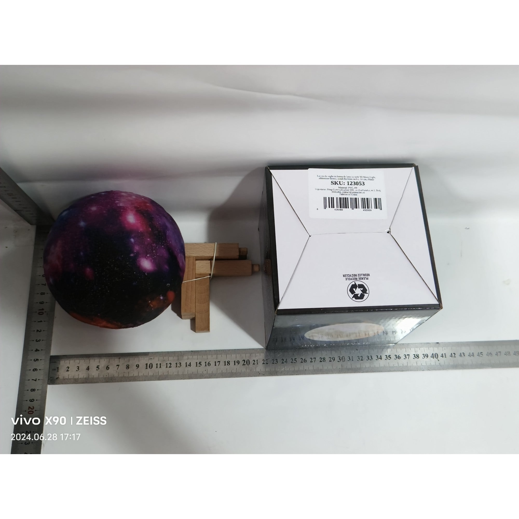 Lampa de veghe in forma de luna cu stele 3D Moon Light, alimentare baterii, stand din lemn inclus, 14 cm, Flippy-6