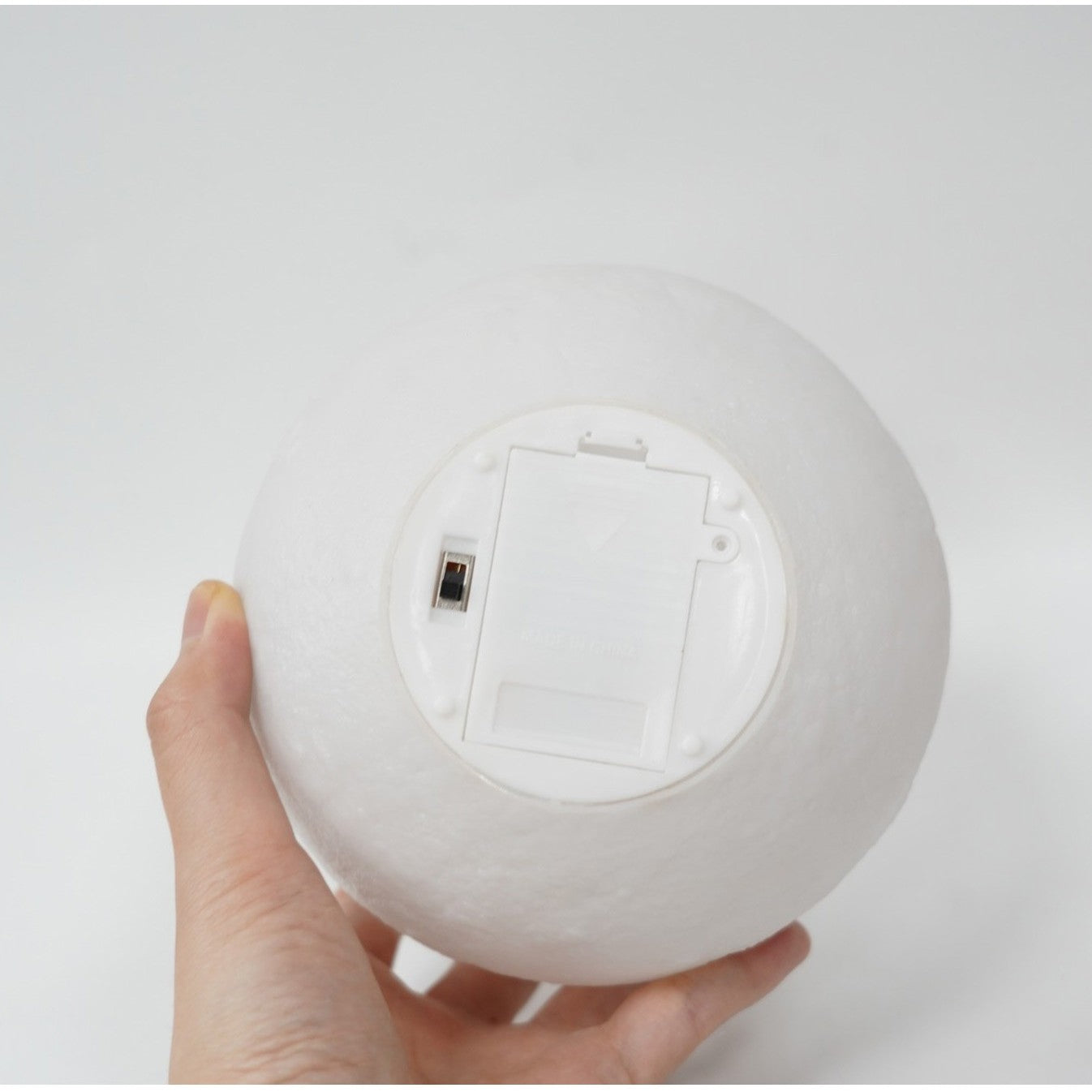 Lampa de veghe luna 3D Moon Light,lumina multicolora cu LED, 7 culori, schimbare culoare prin atingere, alimentare baterii, fara acumulator, stand din plastic inclus, 20 cm, Flippy-7