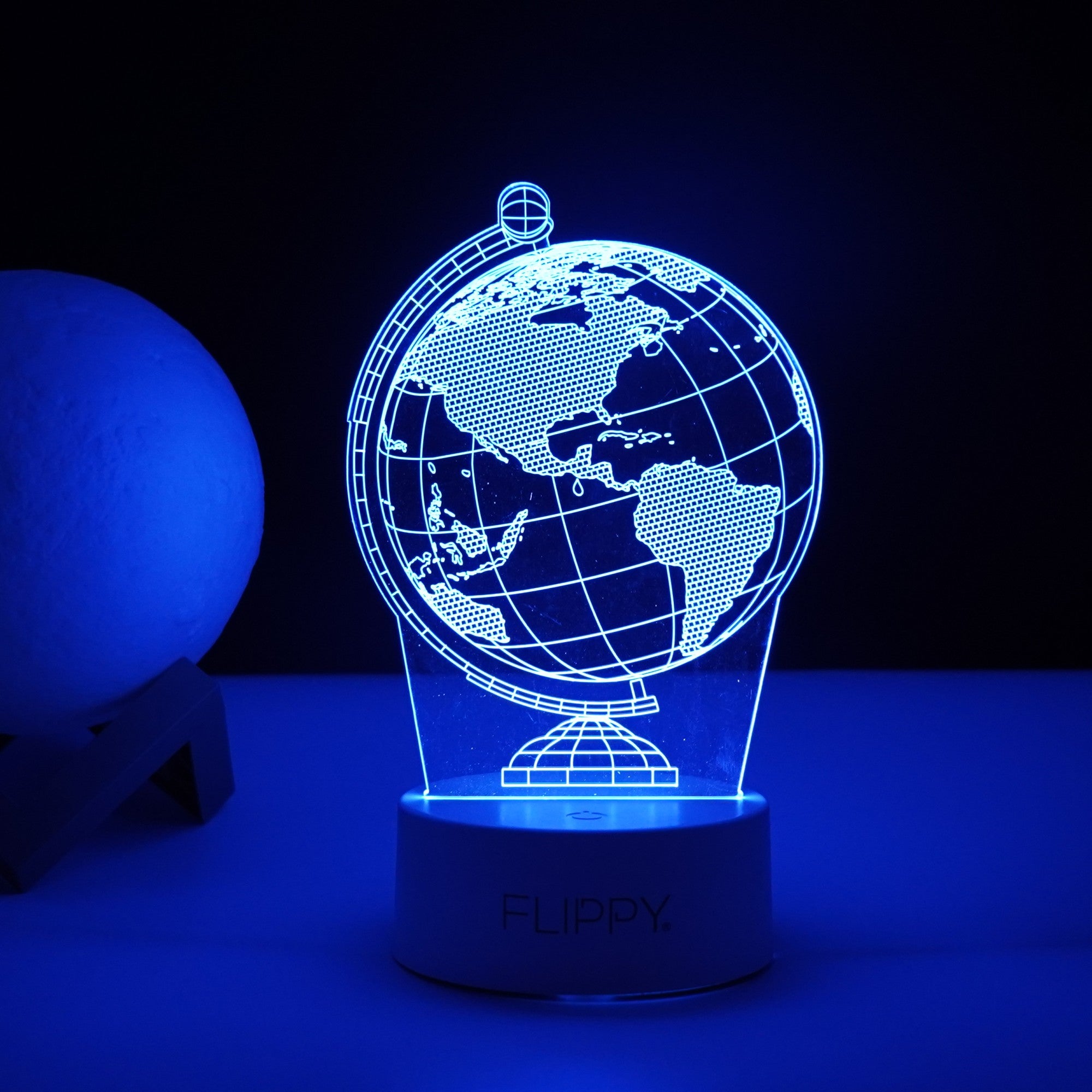 Lampa LED decorativa, Flippy, 3D, Globul Pamantesc, doua moduri de alimentare USB si baterii, 20 cm inaltime, din material acril si lumina multicolora, alb-3
