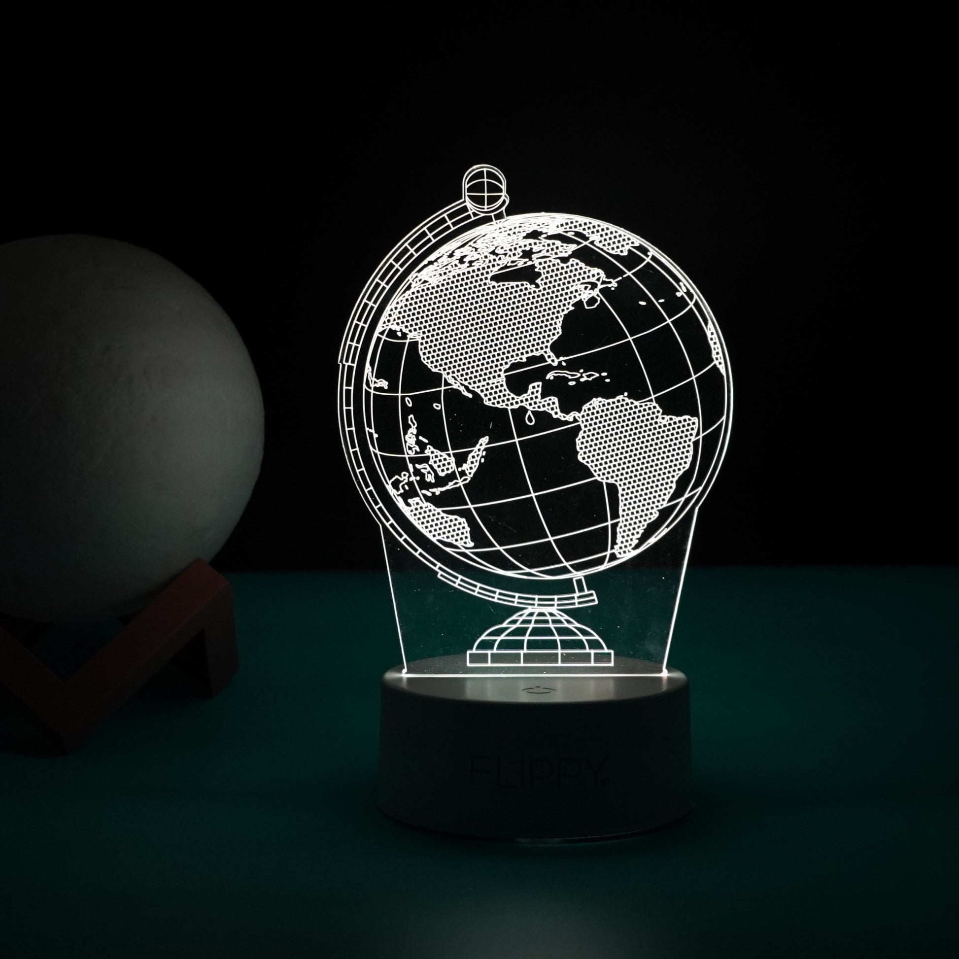 Lampa LED decorativa, Flippy, 3D, Globul Pamantesc, doua moduri de alimentare USB si baterii, 20 cm inaltime, din material acril si lumina multicolora, alb-4