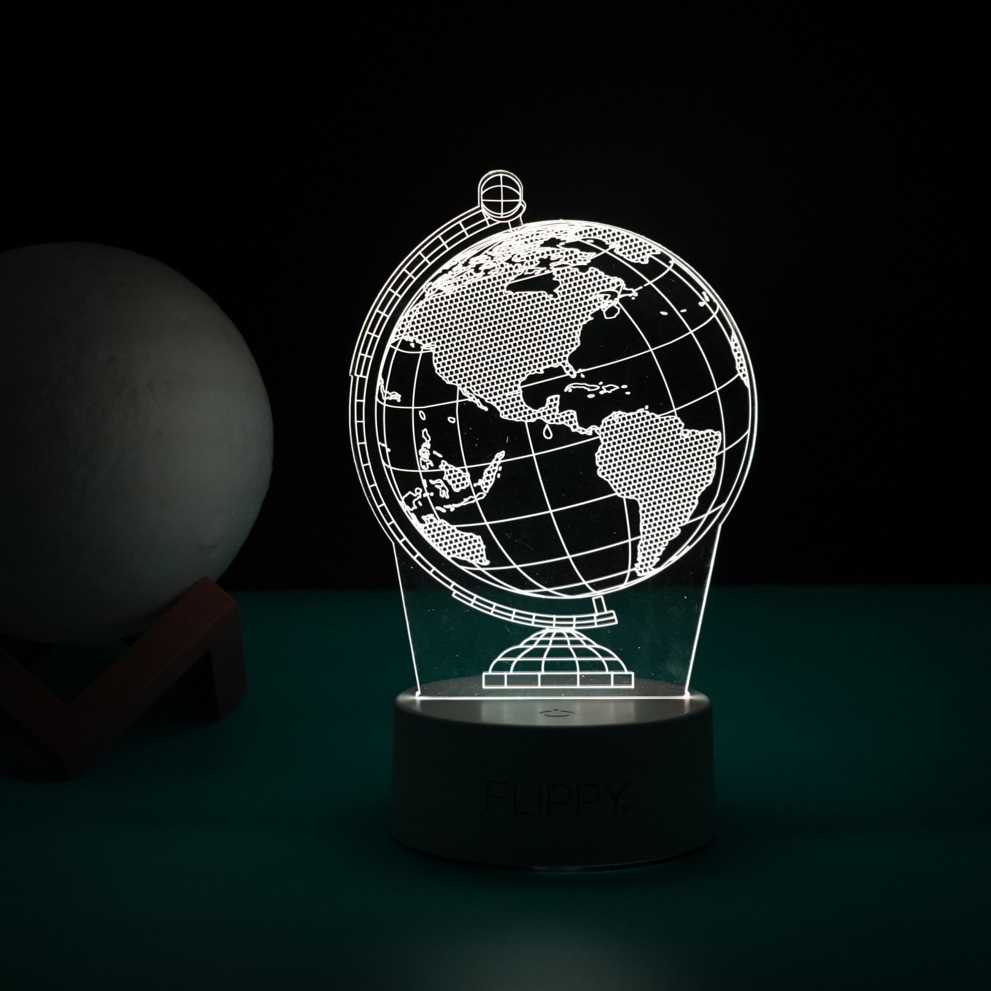 Lampa LED decorativa, Flippy, 3D, Globul Pamantesc, doua moduri de alimentare USB si baterii, 20 cm inaltime, din material acril si lumina multicolora, alb-4