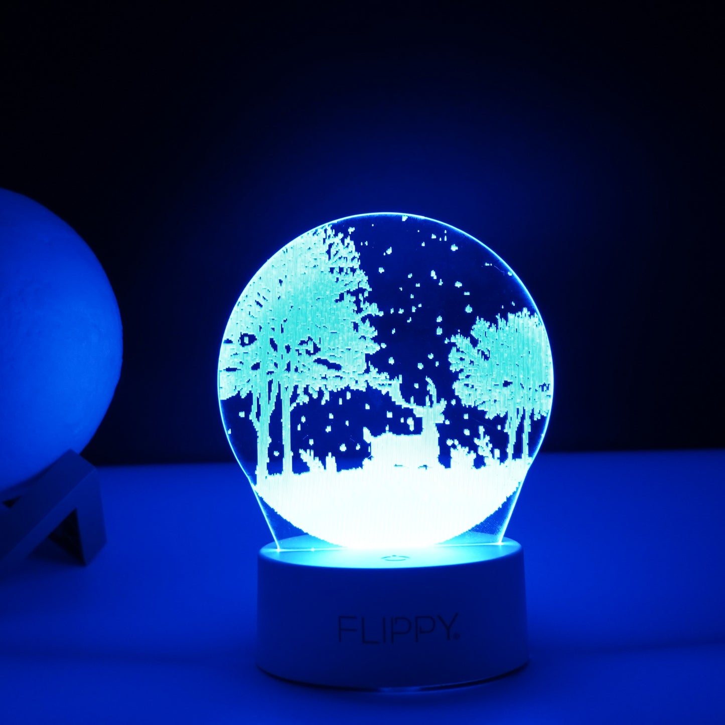 Lampa LED decorativa, Flippy, 3D, Peisaj de iarna, cu telecomanda, doua moduri de alimentare USB si baterii, 20 cm inaltime, din material acril si lumina multicolora, alb-3
