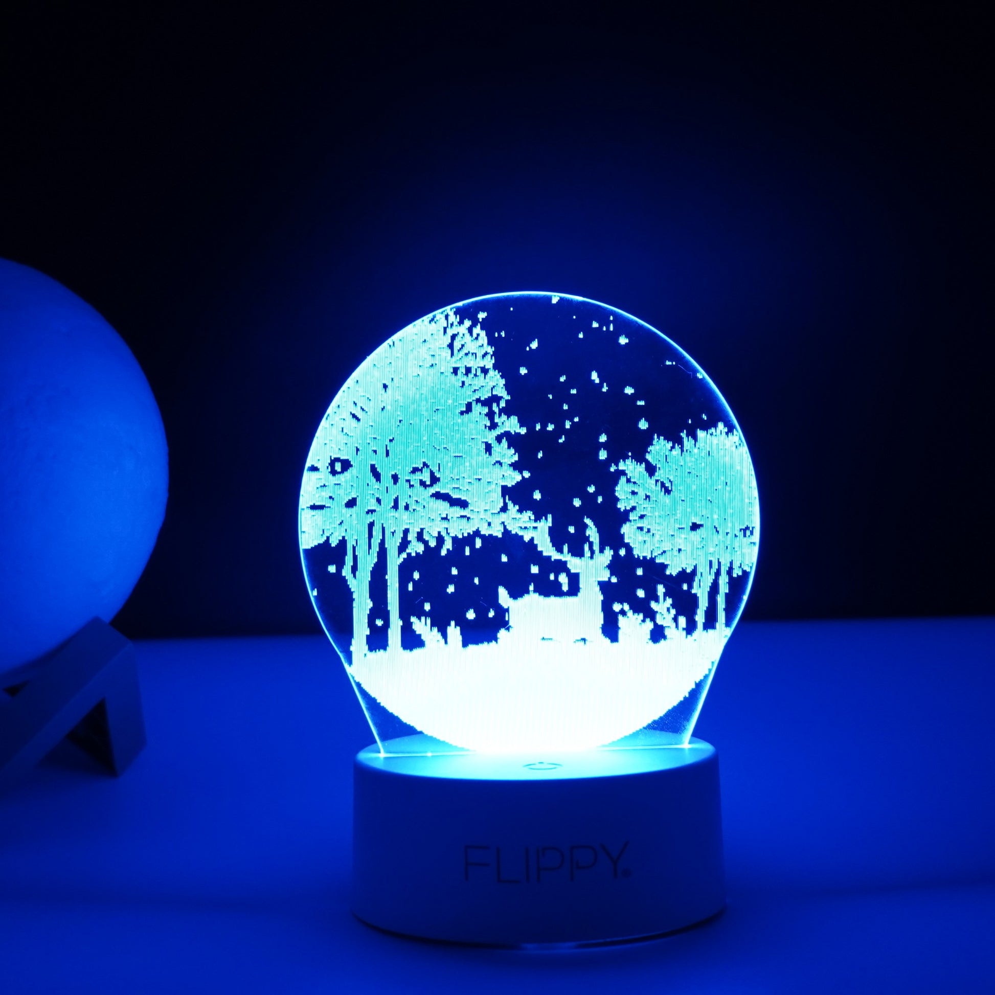 Lampa LED decorativa, Flippy, 3D, Peisaj de iarna, cu telecomanda, doua moduri de alimentare USB si baterii, 20 cm inaltime, din material acril si lumina multicolora, alb-3