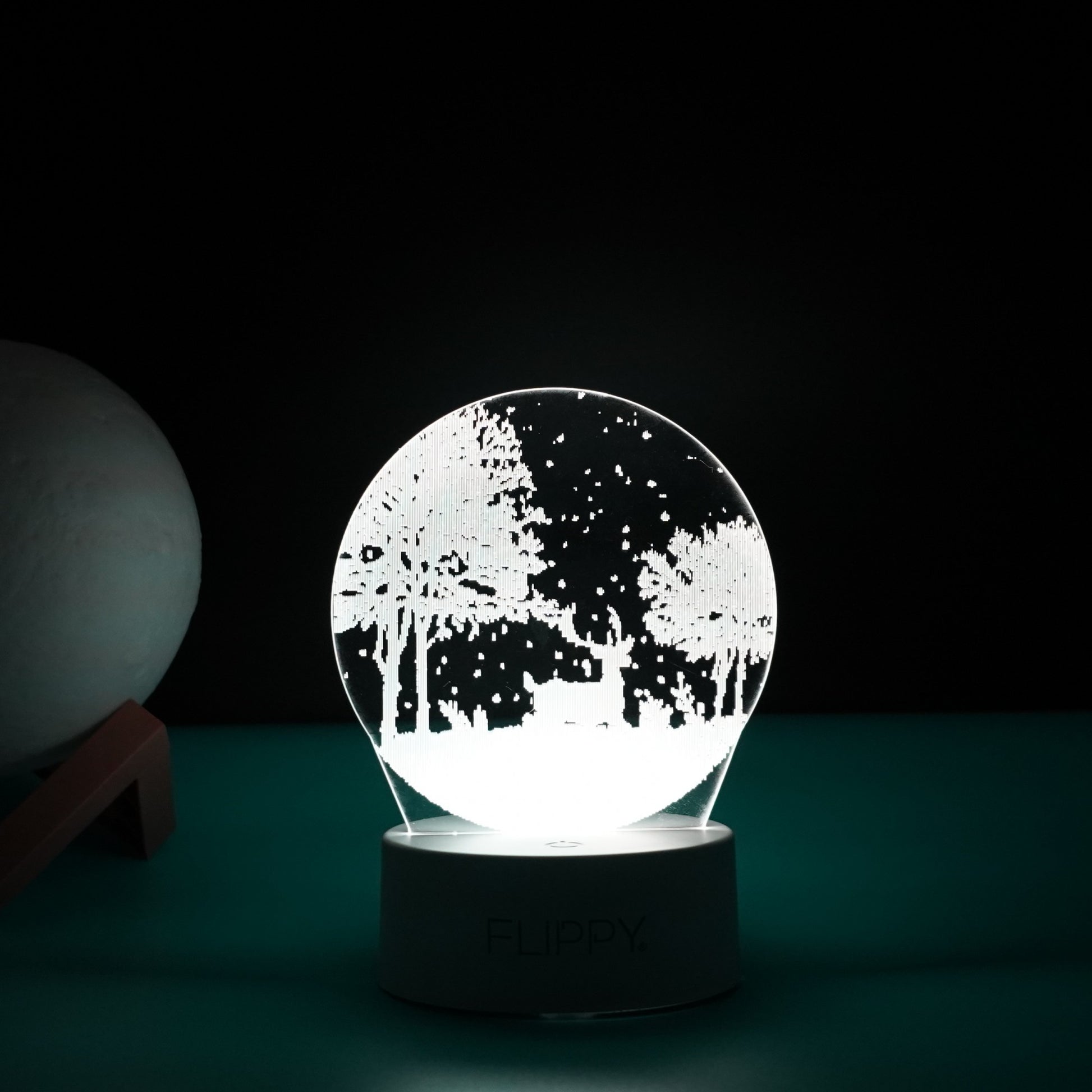 Lampa LED decorativa, Flippy, 3D, Peisaj de iarna, cu telecomanda, doua moduri de alimentare USB si baterii, 20 cm inaltime, din material acril si lumina multicolora, alb-4