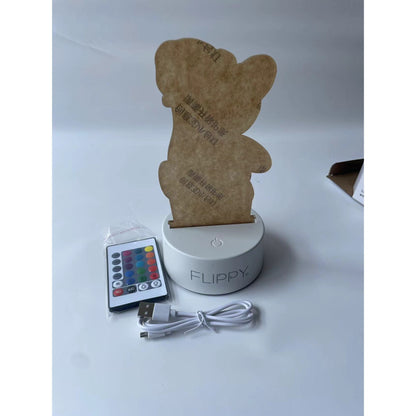 Lampa LED decorativa, Flippy, 3D, Urs cu palarie, cu telecomanda, doua moduri de alimentare USB si baterii, 20 cm inaltime, din material acril si lumina multicolora, alb-8