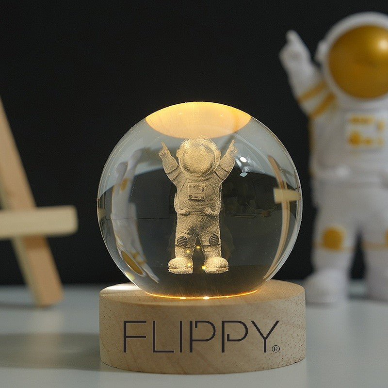 Lampa LED Decorativa, Flippy, cu Bila de Cristal cu Diametru 6cm, Model Astronaut 3D, Alimentare USB, Suport din Lemn, Lumina Alb Cald-1