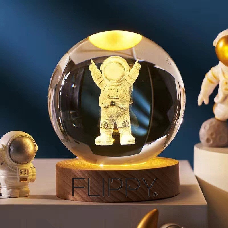 Lampa LED Decorativa, Flippy, cu Bila de Cristal cu Diametru 6cm, Model Astronaut 3D, Alimentare USB, Suport din Lemn, Lumina Alb Cald-2