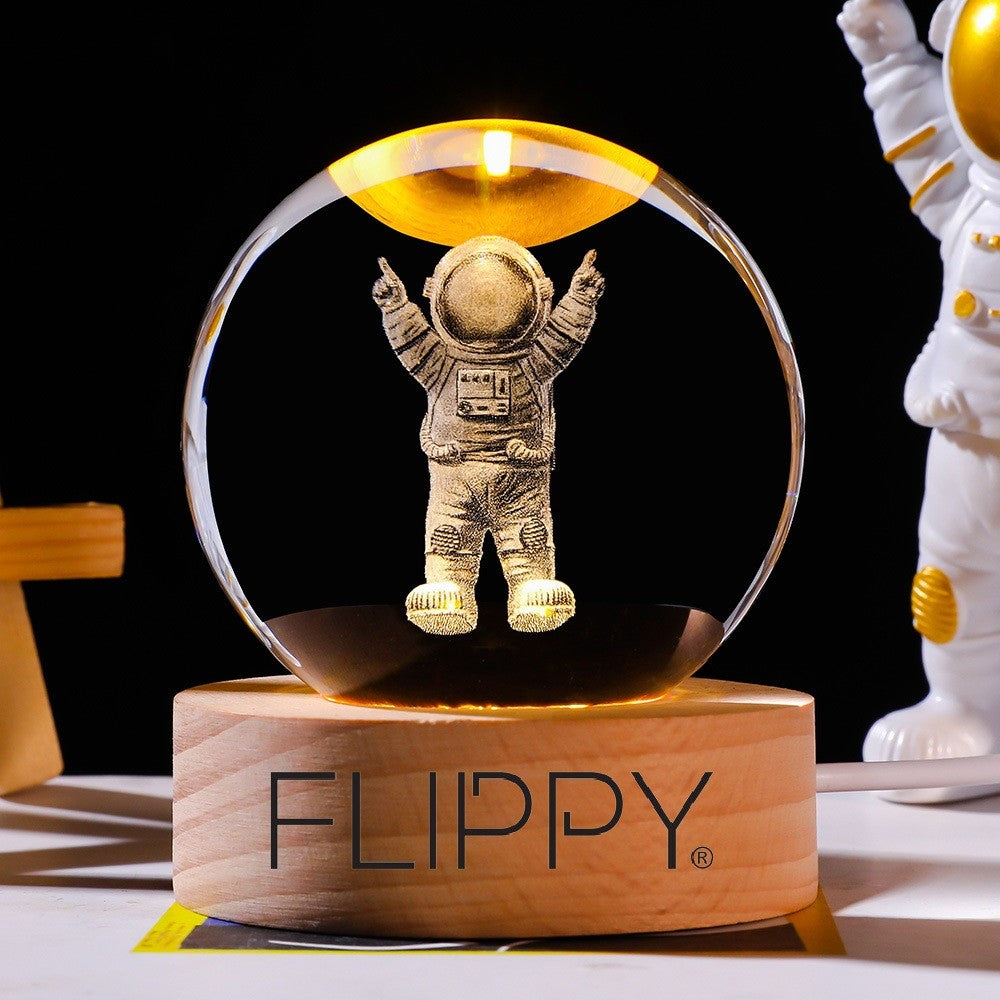 Lampa LED Decorativa, Flippy, cu Bila de Cristal cu Diametru 6cm, Model Astronaut 3D, Alimentare USB, Suport din Lemn, Lumina Alb Cald-3