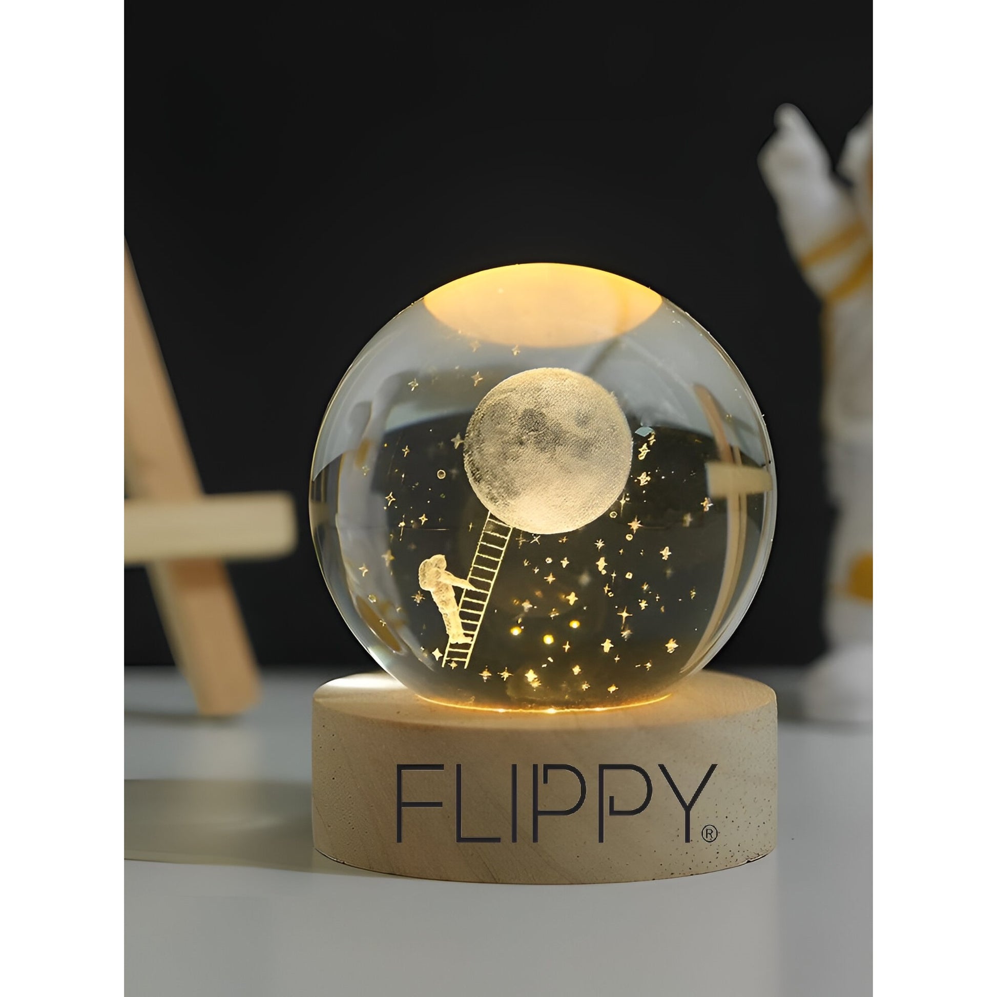 Lampa LED Decorativa, Flippy, cu Bila de Cristal cu Diametru 6cm, Model Astronaut pe Scara catre Luna 3D, Alimentare USB, Suport din Lemn, Lumina Alb Cald-2