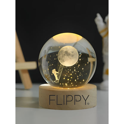 Lampa LED Decorativa, Flippy, cu Bila de Cristal cu Diametru 6cm, Model Astronaut pe Scara catre Luna 3D, Alimentare USB, Suport din Lemn, Lumina Alb Cald-2