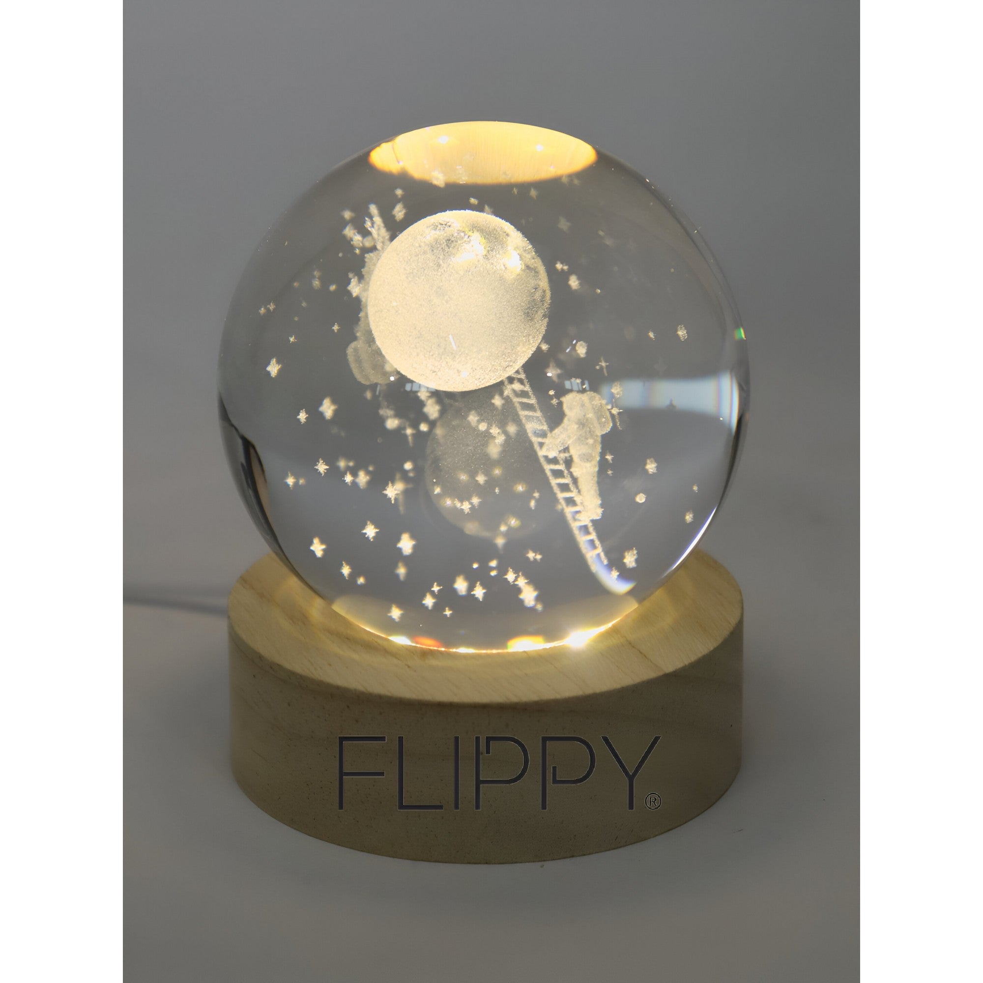 Lampa LED Decorativa, Flippy, cu Bila de Cristal cu Diametru 6cm, Model Astronaut pe Scara catre Luna 3D, Alimentare USB, Suport din Lemn, Lumina Alb Cald-3
