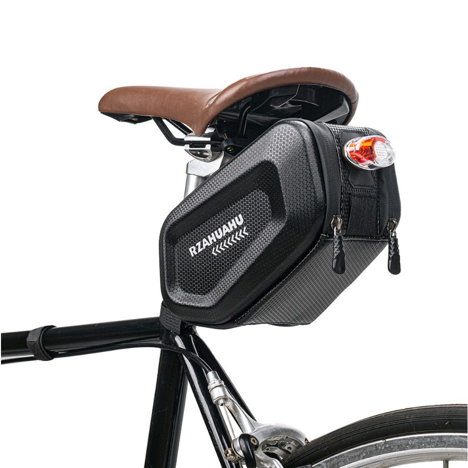 Borseta pentru bicicleta Flippy, Hard Shell, material piele artificiala si carbon, 20x12x11.5 cm, prindere de sa, capacitate 2L, impermeabila, negru-0