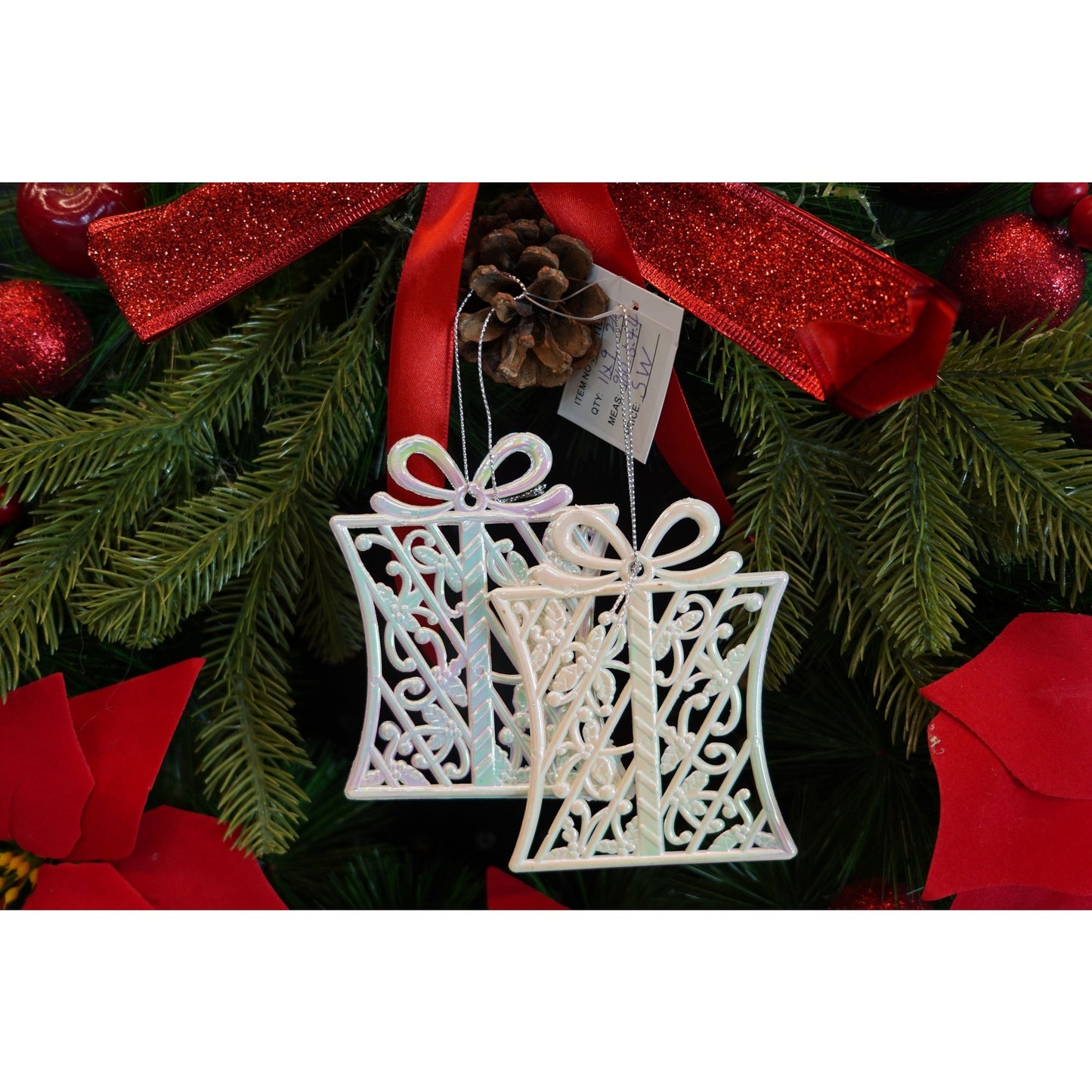 Ornament brad de Craciun, Perlat, in forma de Cadou, 9 cm x 11 cm, Plastic, Flippy-1