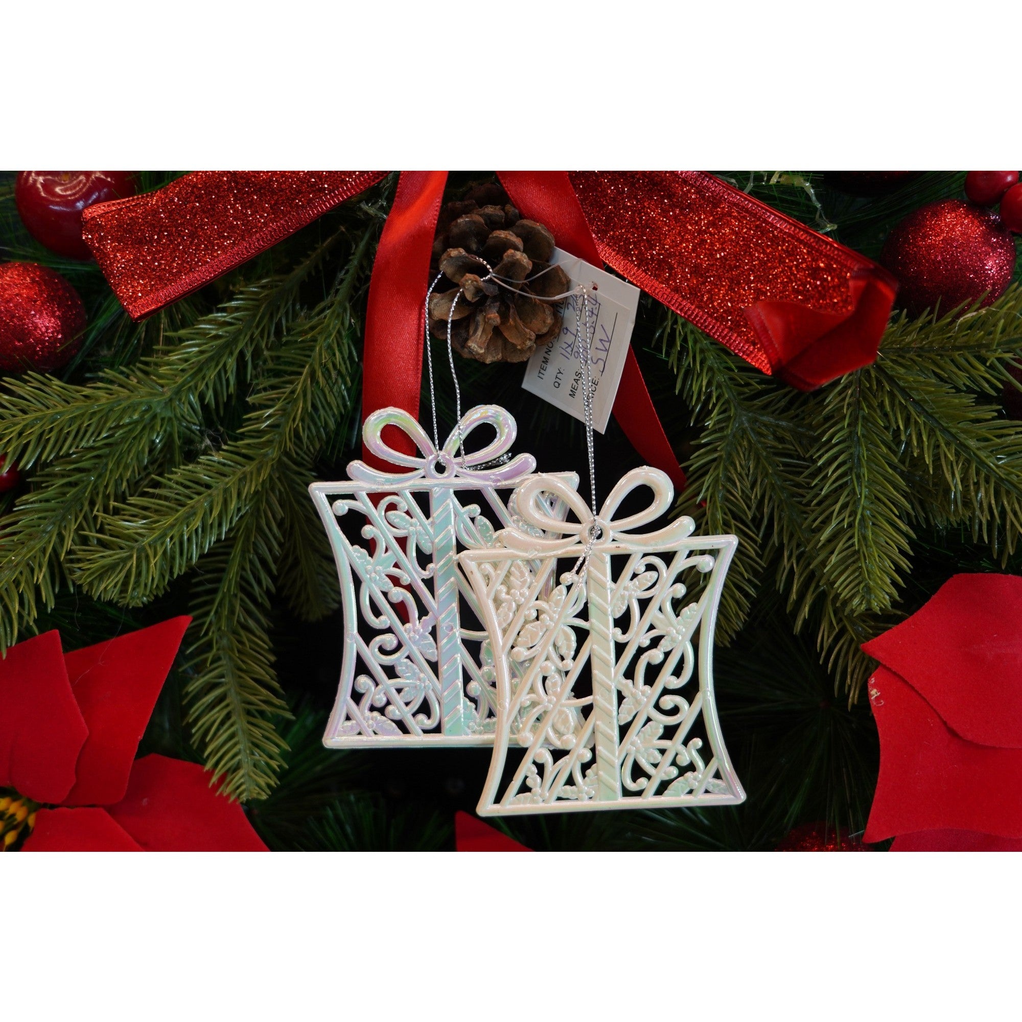 Ornament brad de Craciun, Perlat, in forma de Cadou, 9 cm x 11 cm, Plastic, Flippy-1
