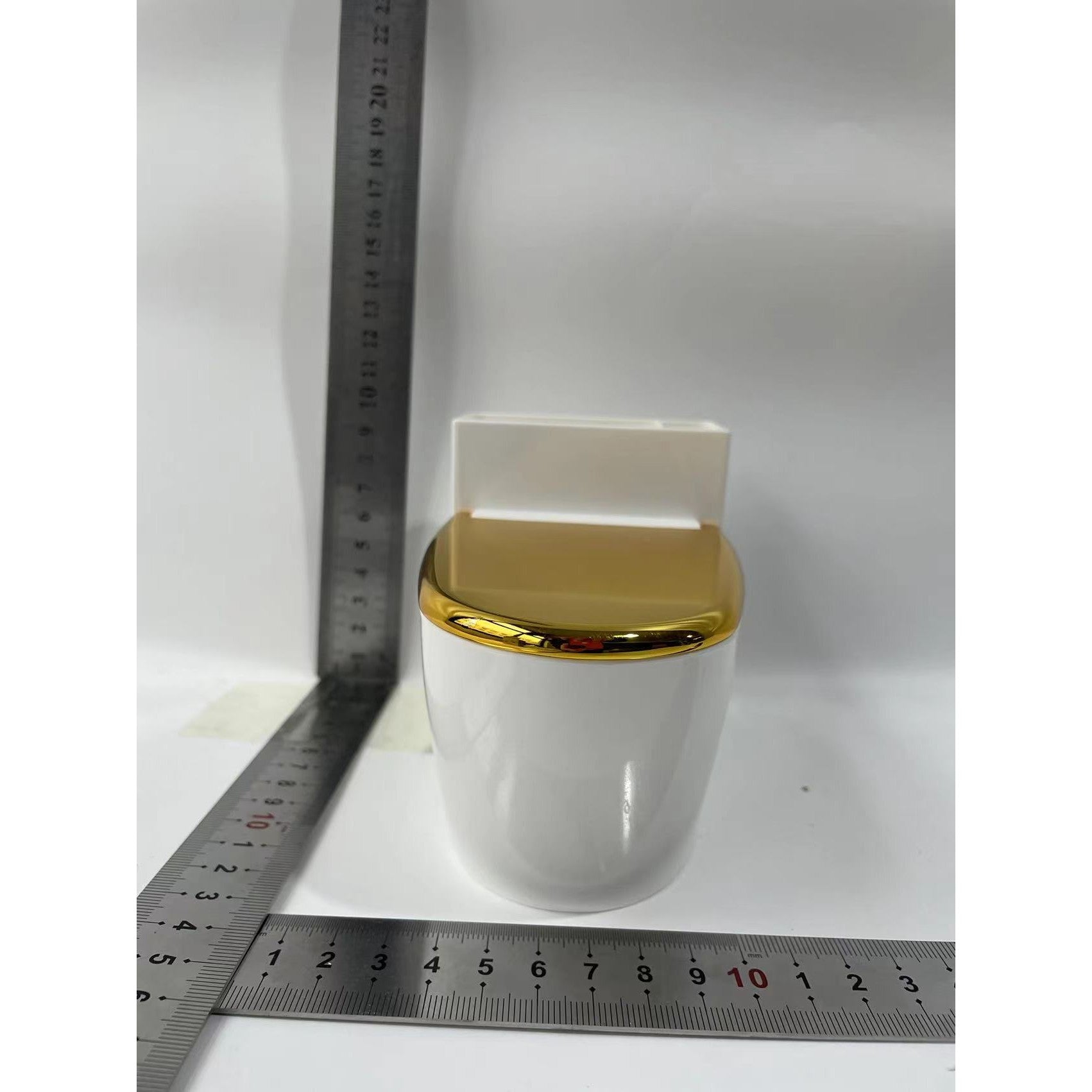 Scrumiera creativa Flippy, Forma de Toaleta, Capac Auriu, Material ABS si Otel Inoxidabil, 12.5 x 9.8 x 8.4 cm, Fixare prin Lipire sau De Sine Statator, pentru Baie, Camera, Bucatarie, Balcon, Auriu-5