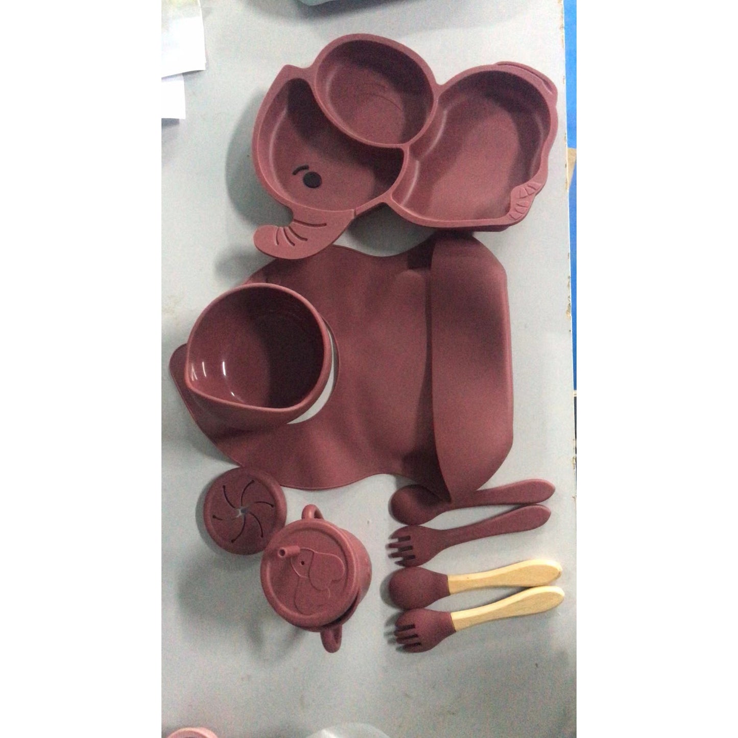 Set 10 Piese Diversificare Bebelusi si Copii din Silicon Flippy, Baveta, Farfurie Compartimentata cu Ventuza, Bol cu Ventuza, Tacamuri din Lemn si Silicon, cana pentru gustari, fara Alergeni, Model Elefant negru roșu-0