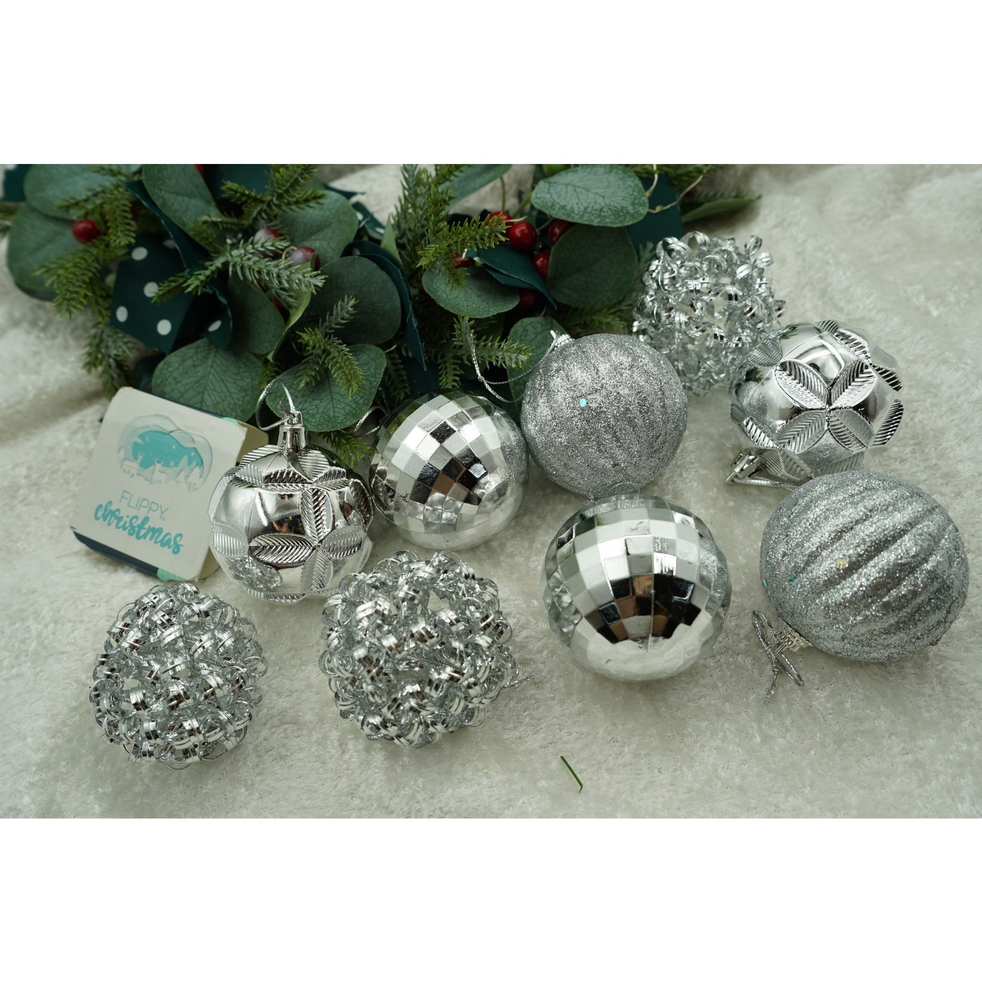 Set de 12 ornamente de brad, Flippy, de tip Glob, Argintiu, din plastic, cu finisaj sclipitor , cutie  6  cm adancime x 30  cm inaltime x 18  cm lungime)-1