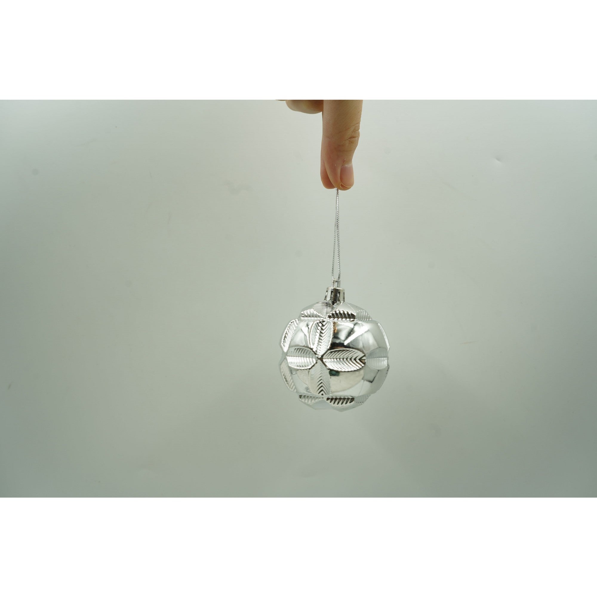 Set de 12 ornamente de brad, Flippy, de tip Glob, Argintiu, din plastic, cu finisaj sclipitor , cutie  6  cm adancime x 30  cm inaltime x 18  cm lungime)-3