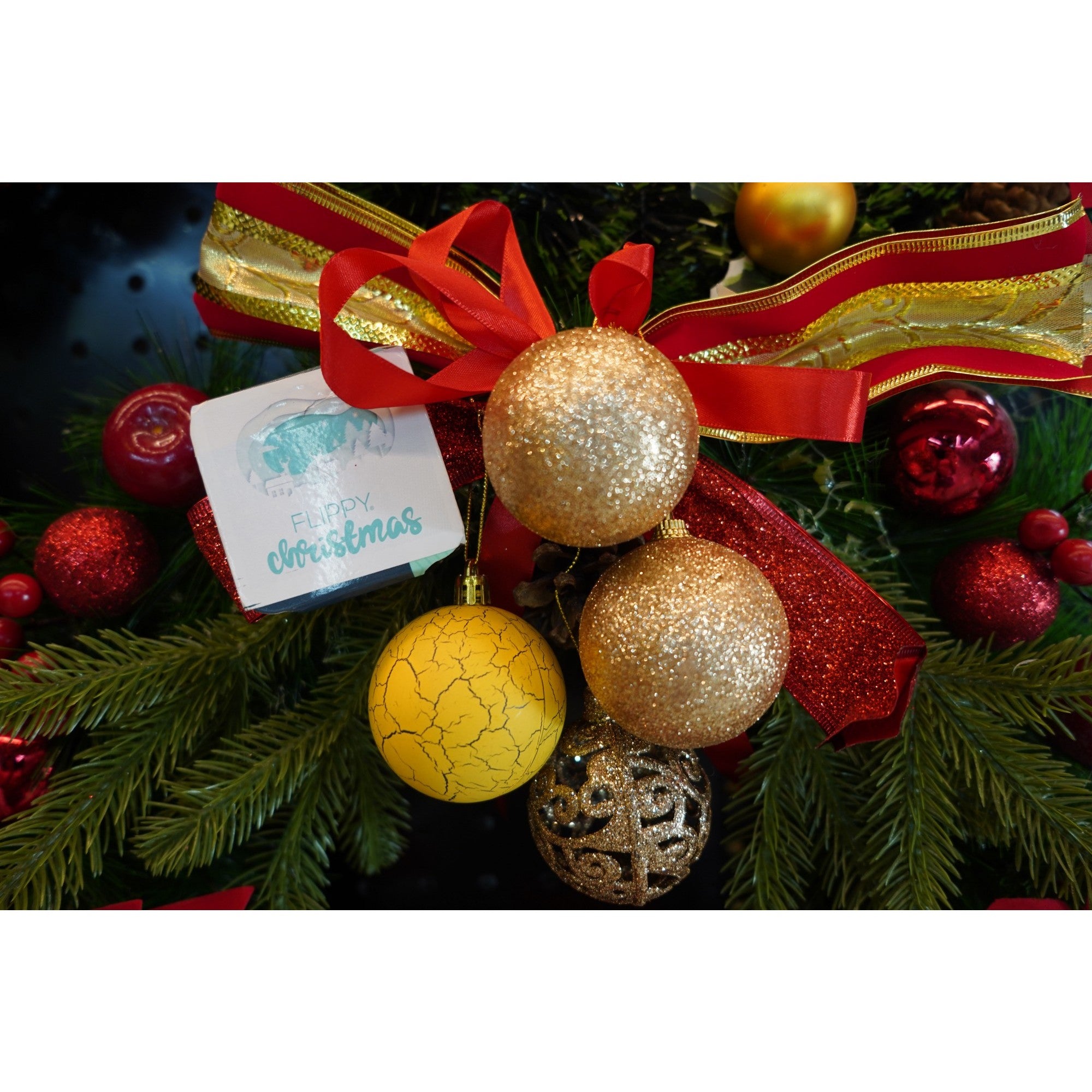Set de 12 ornamente de brad, Flippy, de tip Glob, Auriu/ Galben, din plastic, cu finisaj sclipitor , cutie  6  cm adancime x 30  cm inaltime x 18  cm lungime)-4