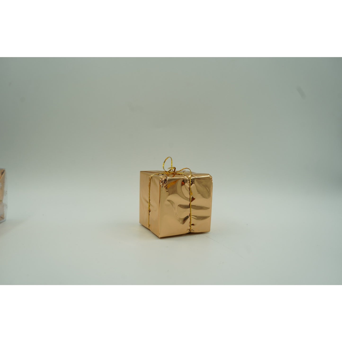 Set de 12 ornamente de brad, Flippy, de tip Glob, Cupru/ Auriu, din polistiren, cu finisaj sclipitor , cutie  6  cm adancime x 23  cm lungime x 18  cm inaltime-4