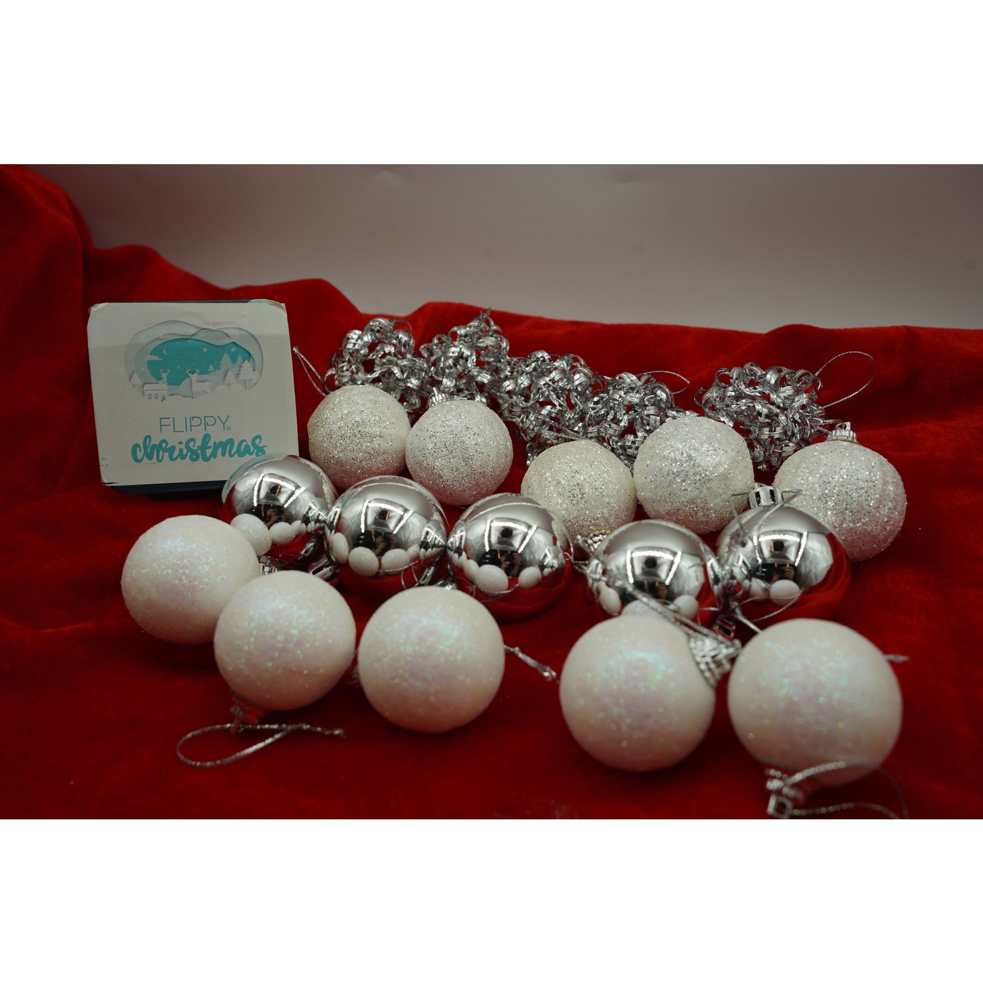 Set de 20 ornamente de brad, Flippy, de tip Glob, Alb/ Argintiu, din polistiren, cu finisaj sclipitor , cutie  4  cm adancime x 20  cm lungime x 16  cm inaltime-1