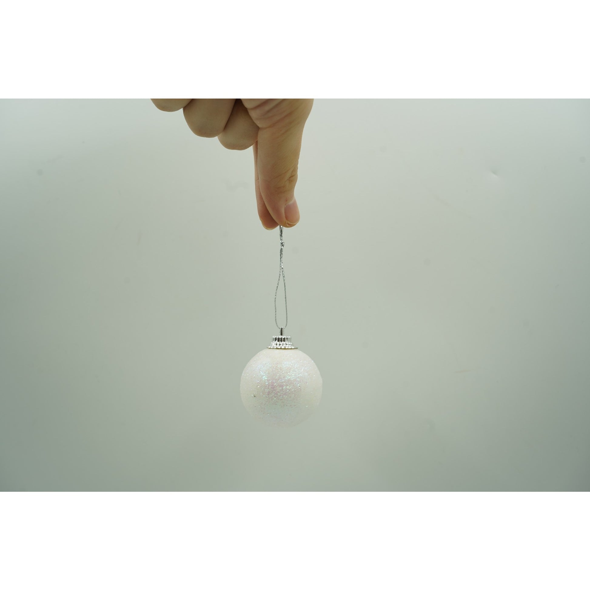 Set de 20 ornamente de brad, Flippy, de tip Glob, Alb/ Argintiu, din polistiren, cu finisaj sclipitor , cutie  4  cm adancime x 20  cm lungime x 16  cm inaltime-4