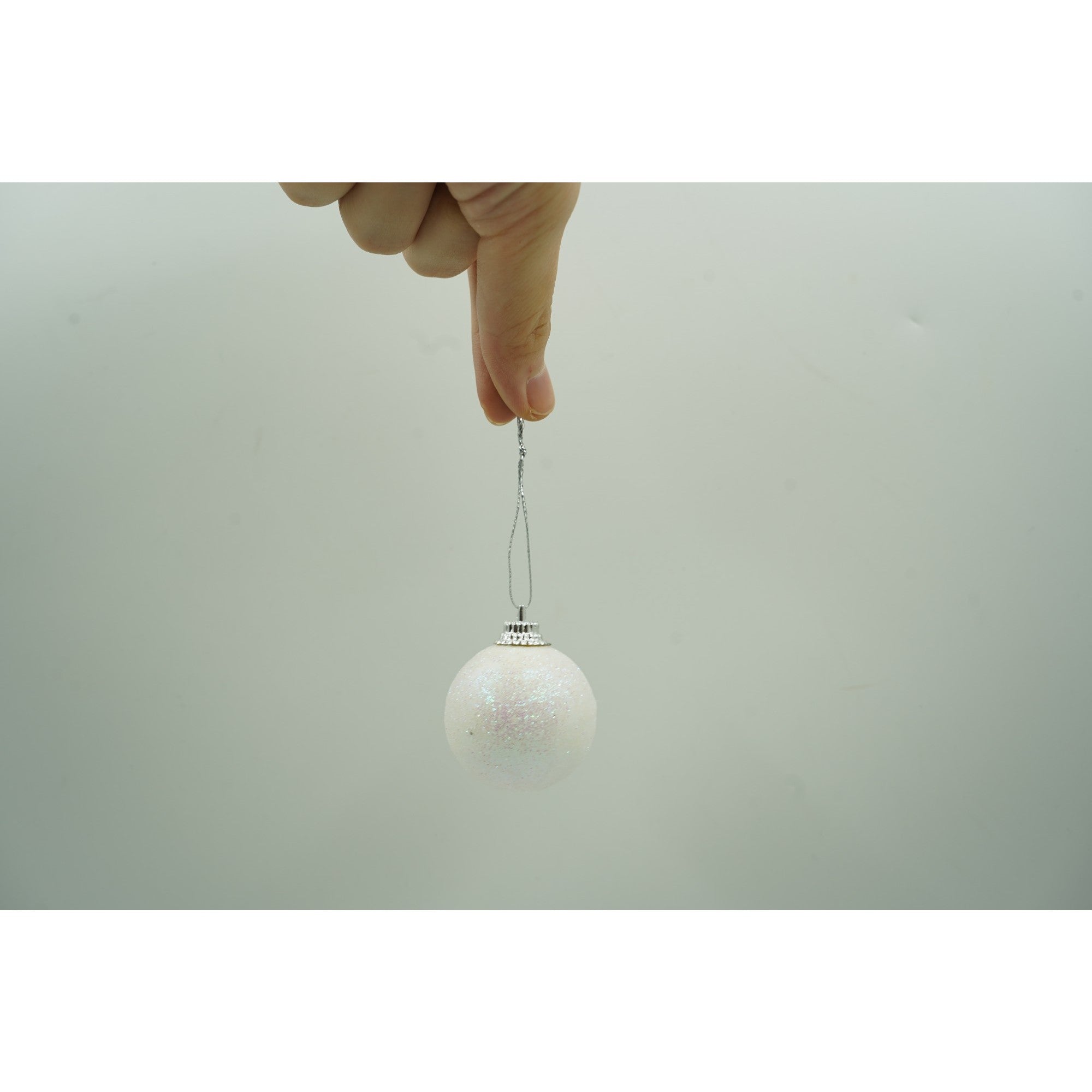 Set de 20 ornamente de brad, Flippy, de tip Glob, Alb/ Argintiu, din polistiren, cu finisaj sclipitor , cutie  4  cm adancime x 20  cm lungime x 16  cm inaltime-4