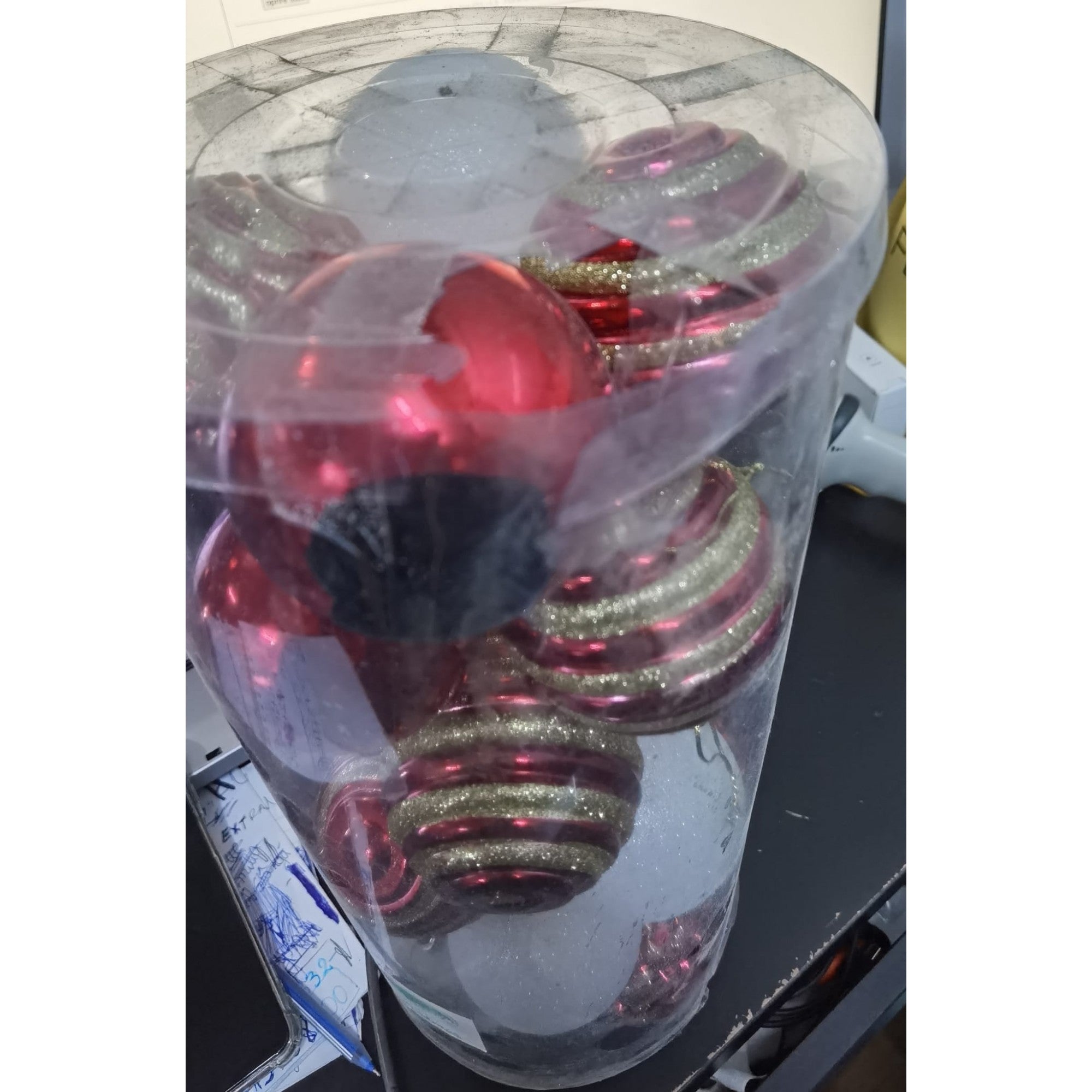 Set de 24 ornamente de brad, Flippy, de tip Glob, Alb/ Rosu, cu ø de 7 cm, din plastic, cu finisaj sclipitor , cutie  16  cm lungime x 36  cm inaltime x 16  cm adancime, Resigilat-9