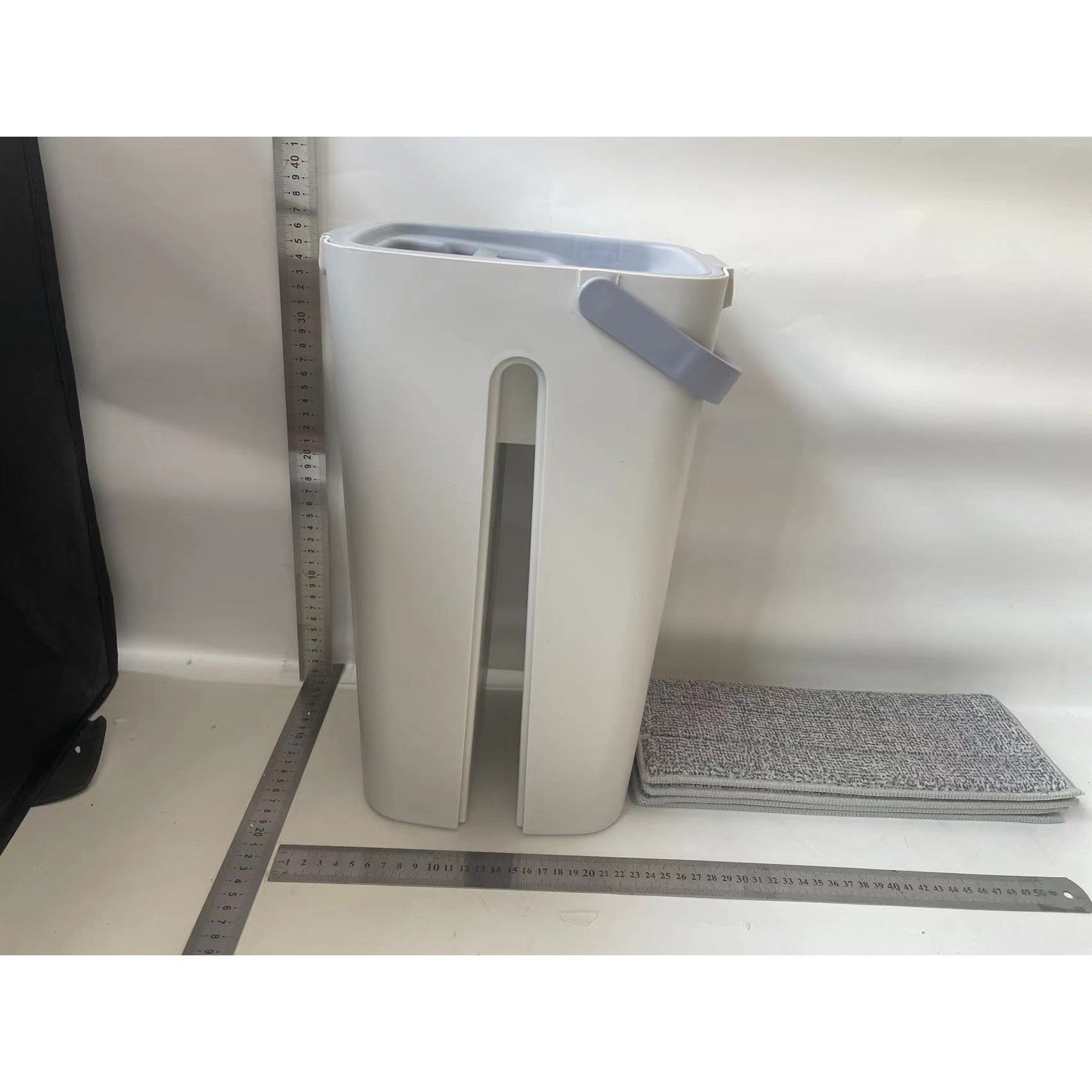 Set de curatenie Flippy, mop si galeata, galeata 5.7 l, 4 rezerve microfibra incluse, design modern, pentru interior, material plastic, peri sintetici, plat, cu storcere, alb-13