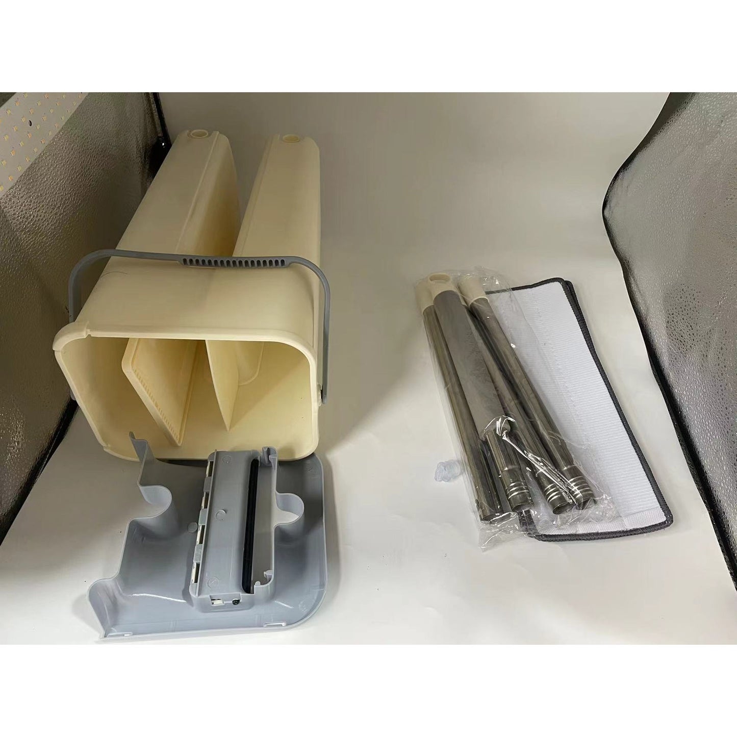 Set de curatenie Flippy, mop si galeata, galeata 6 l, 2 rezerve microfibra incluse, design modern, pentru interior, material plastic, peri sintetici, plat, cu storcere, bej-8