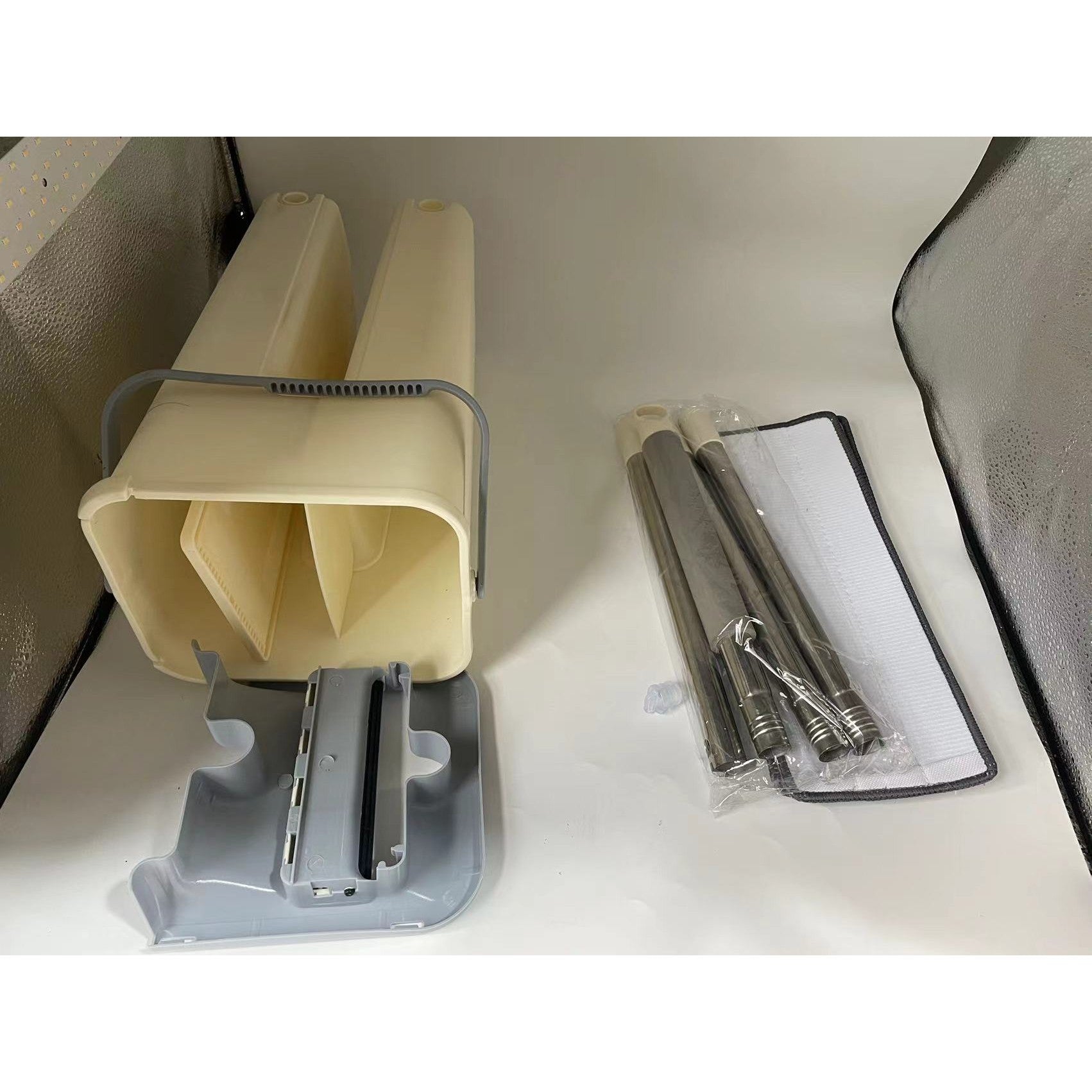 Set de curatenie Flippy, mop si galeata, galeata 6 l, 2 rezerve microfibra incluse, design modern, pentru interior, material plastic, peri sintetici, plat, cu storcere, bej-8