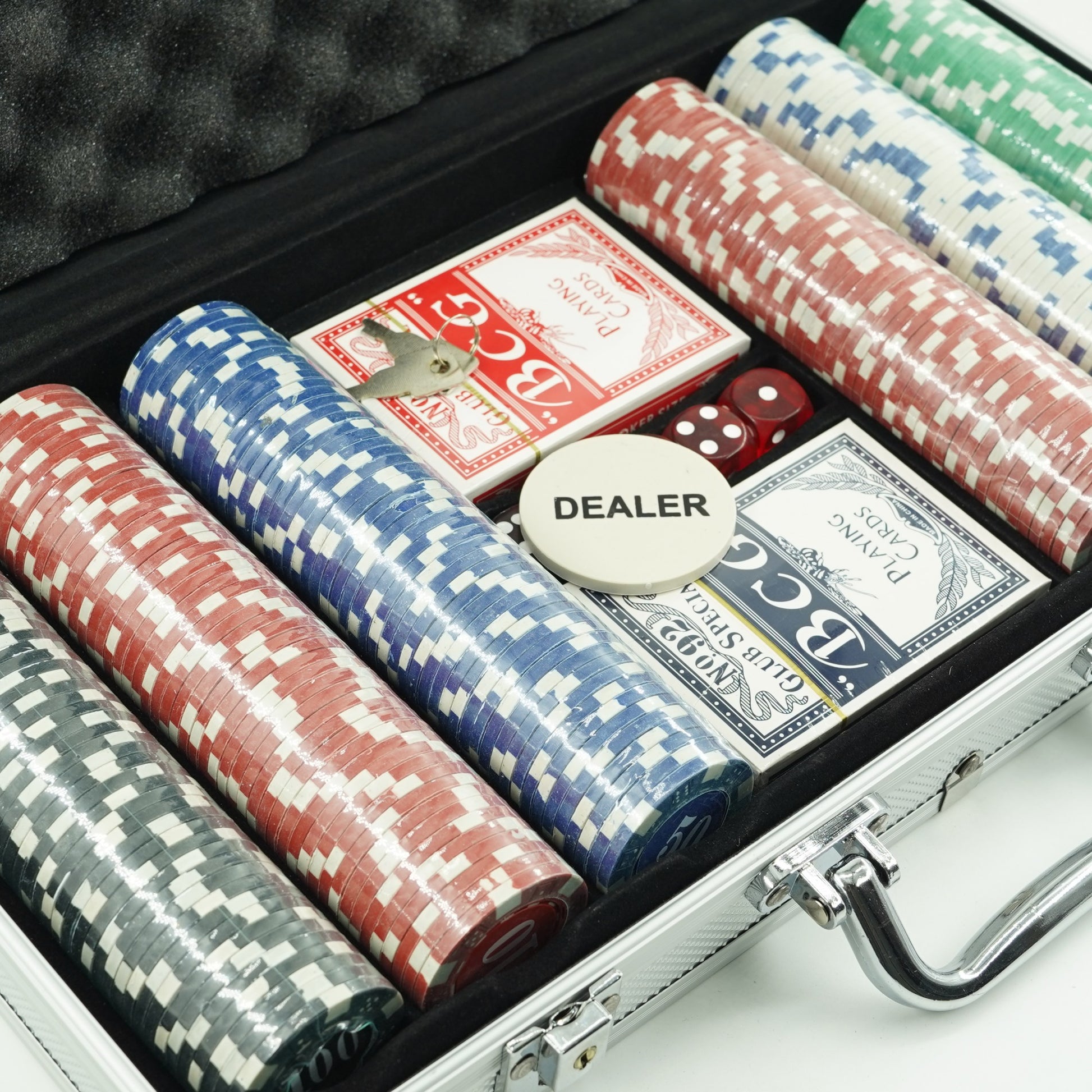 Set de Poker Complex cu 300 de jetoane Flippy, Include 2 seturi de carti, 5 zaruri, Echipat cu servieta de aluminiu cu dimensiunile 39x7x27 cm-8