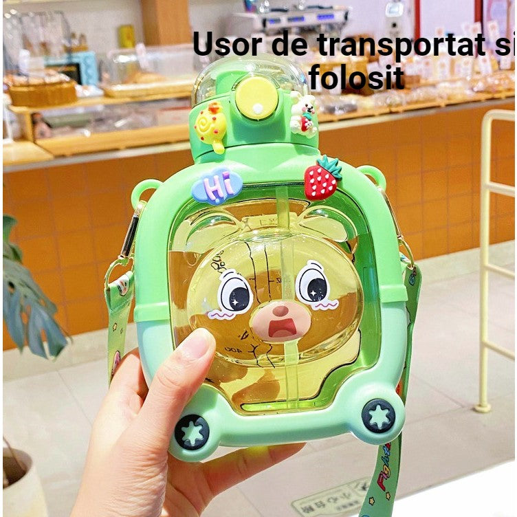 Sticla cu pai pentru copii, Flippy, model ursulet, gradata, stickere aplicate, curea reglabila, din plastic rezistent la cadere, 1l, Verde, 20 x 13 cm-1
