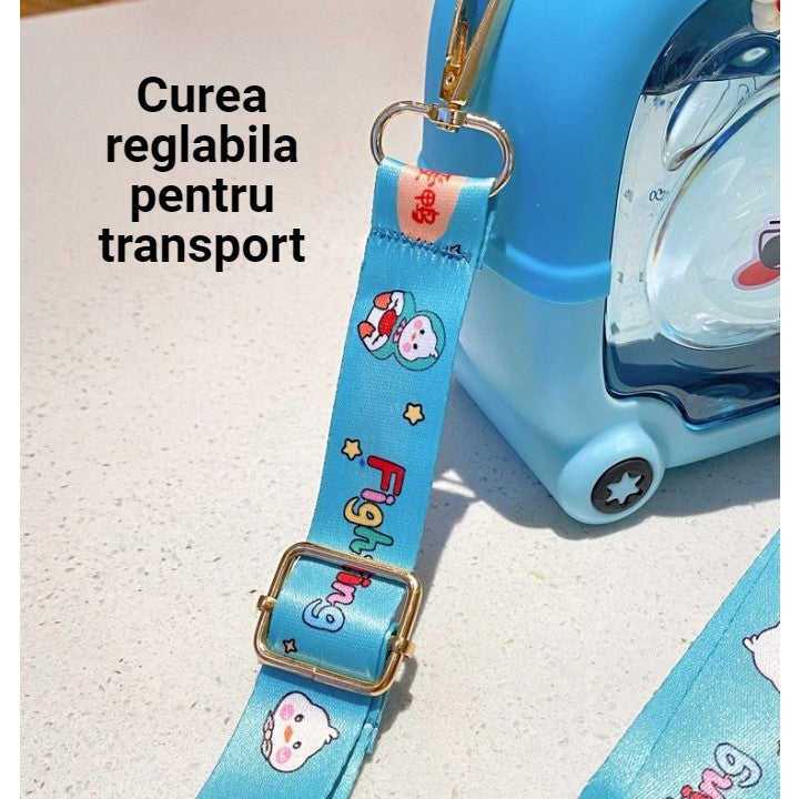 Sticla cu pai pentru copii, Flippy, model ursulet, gradata, stickere aplicate, curea reglabila, din plastic rezistent la cadere, 1l, Albastru, 20 x 13 cm-1