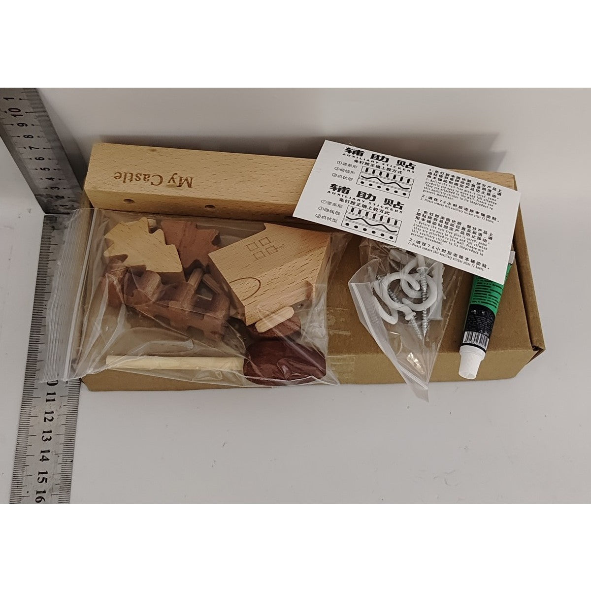 Suport pentru Chei, Flippy, din Lemn, Aplicare fara Perforare, Adeziv Inclus, 6 Carlige Albe, Model Casuta, Greutate Suportata 5 kg, 14.5 x 2 x 22.5 cm, Maro-2