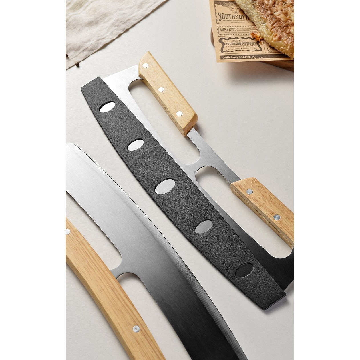 Taietor Feliator de Pizza, Flippy, din Otel Inoxidabil, cu Capac, Maner din Doua Bucatie, din Lemn, Antialunecare, Lama Neteda si Ascutita, 34x10 cm, Maro-5