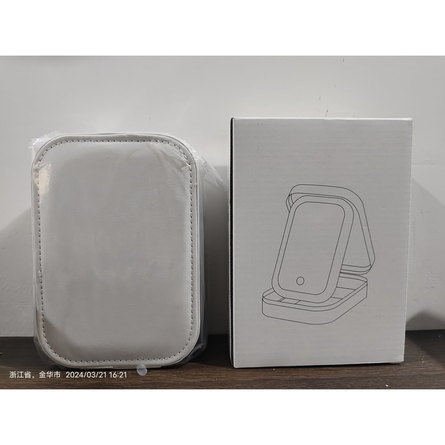 Portfard, Flippy, Geanta Cosmetice, cu Oglinda LED, 3 Moduri de Lumina, Incarcare USB, Baterie 1200 mAh, pentru Organizarea Cosmeticelor, 4 Compartimente, Imitatie Piele, Alb, 16.5x11.5x6 cm-1