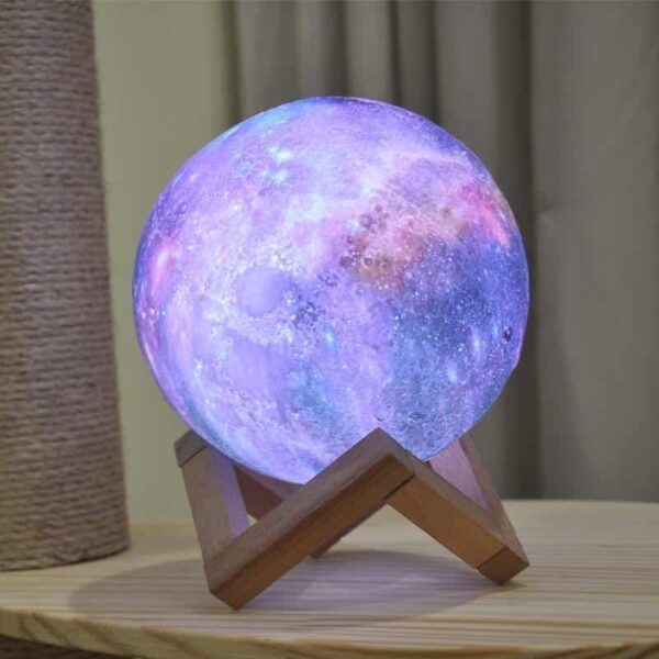 Lampa Galaxy 3D Luna cu 16 Culori LED, telecomanda si suport de lemn